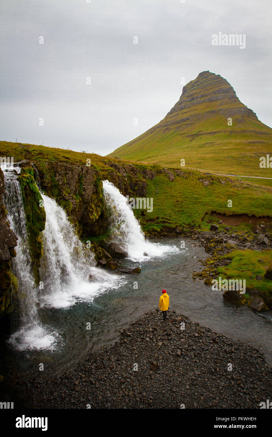 Tourist sotto le cascate in Islanda, Avventura foto, modificare lo spazio Foto Stock