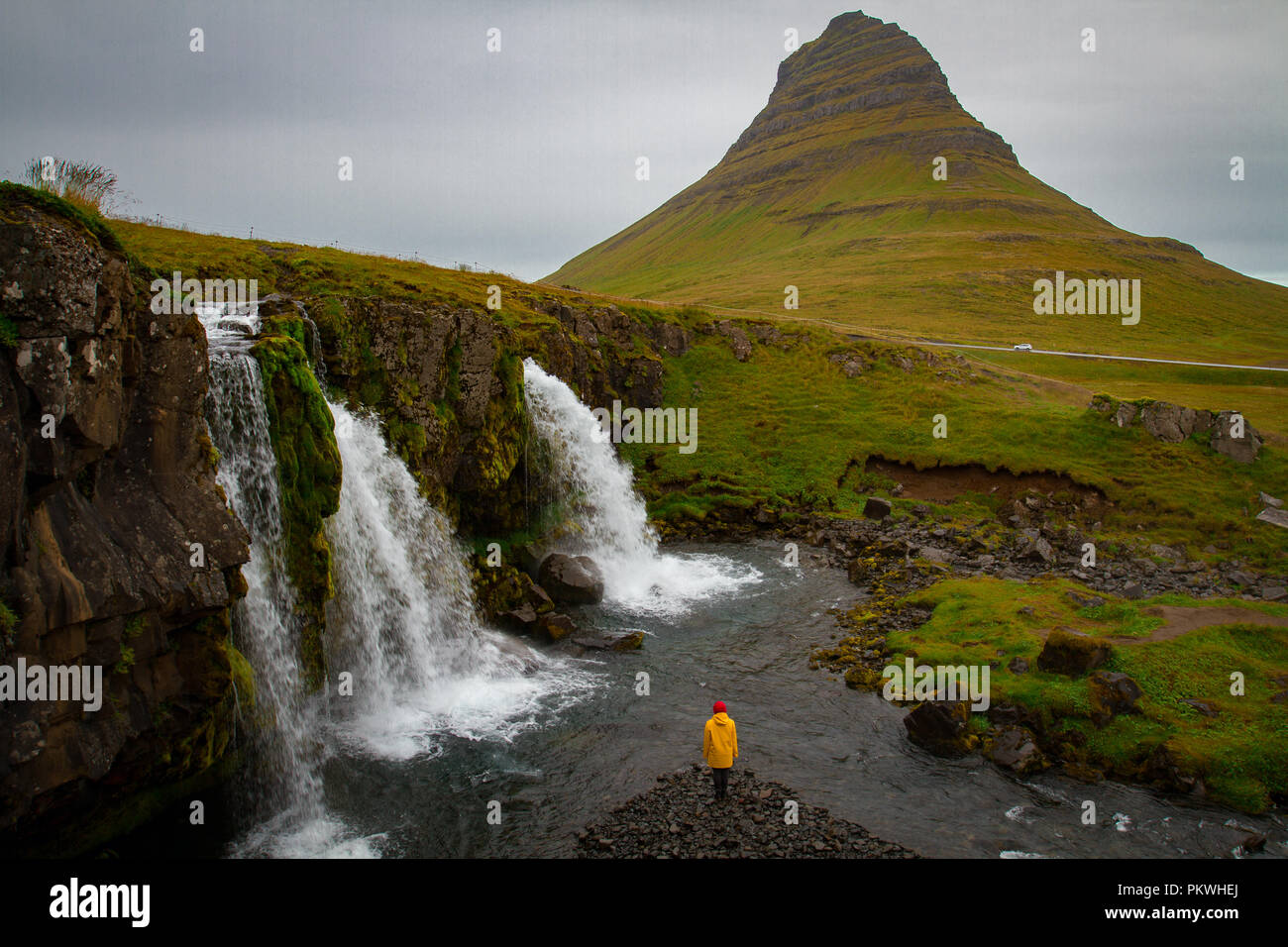 Tourist sotto le cascate in Islanda, Avventura foto, modificare lo spazio Foto Stock