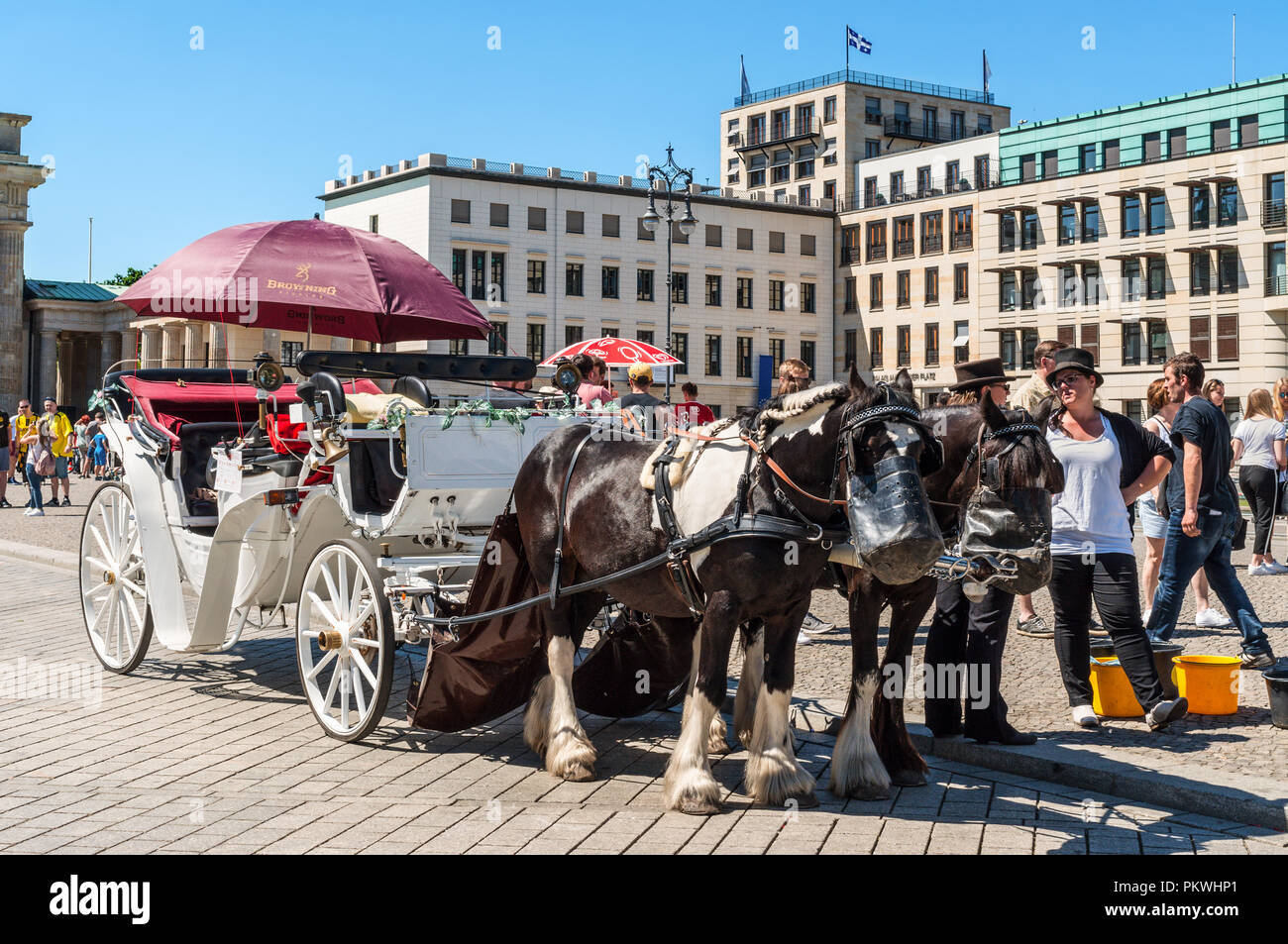 Berlino, Germania - Maggio27, 2017: Baviera cavalli carrozza germania in attesa di stile popolo tedesco e il viaggiatore straniero utilizzare service giro in città Foto Stock
