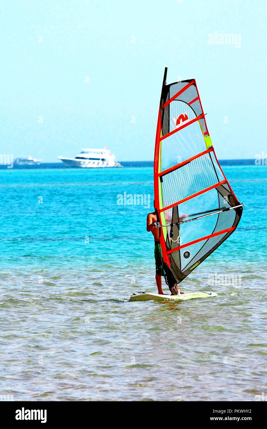 Il windsurf. Il surfer che esercitano in mare calmo o oceano Foto Stock