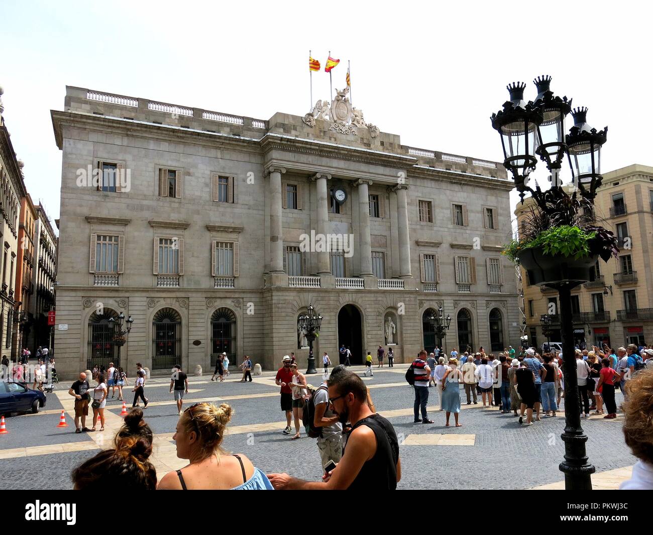 Comune di Barcellona Edificio, ingresso posteriore, i turisti in giro per la piazza. Foto Stock