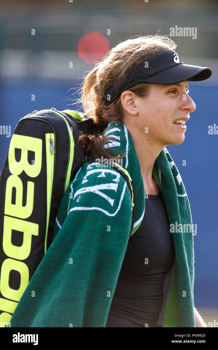 Johanna Konta (Jo Konta) passeggiate off court a conclusione di una partita nel 2018. Konta, giocatore di tennis, orientamento verticale. Foto Stock