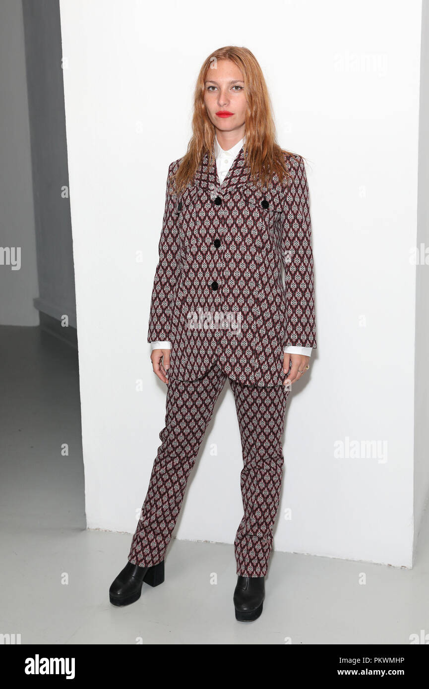 JosŽphine de La Baume sulla bancata anteriore durante la Alexa Chung London Fashion Week SS19 show tenutosi presso la Casa di Victoria, Londra. Foto Stock