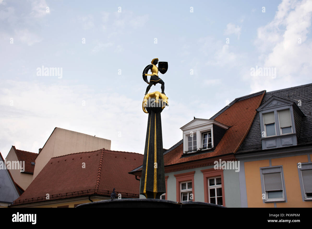 San Giorgio fontana con la statua di San Giorgio il drago cacciatrice a Speyer città della Renania Palatinato, Germania, Europa Foto Stock