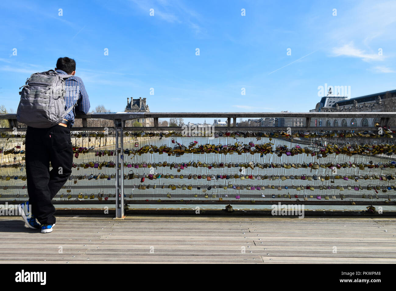 L'uomo avente una pausa sul gateway di Solferino Foto Stock