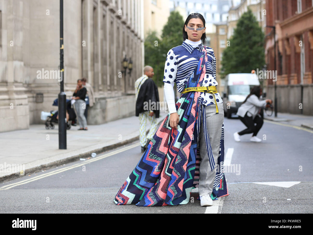 Off white belt immagini e fotografie stock ad alta risoluzione - Alamy