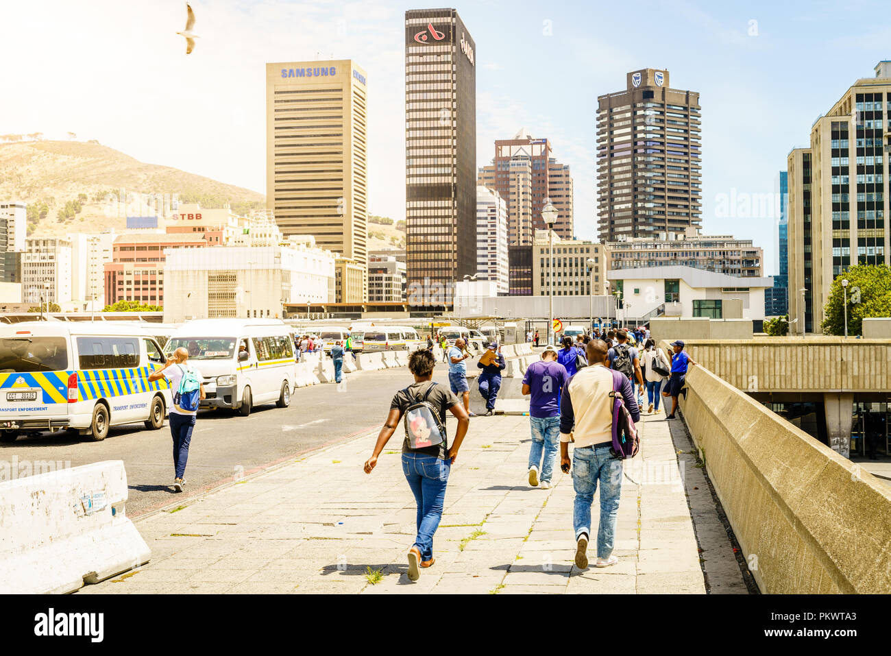 Cape Town, Sud Africa, 9 Febbraio 2018: pendolari sul ponte superiore del Cape Town Station vicino al Centro Civico di Città del Capo in Sud Africa Foto Stock