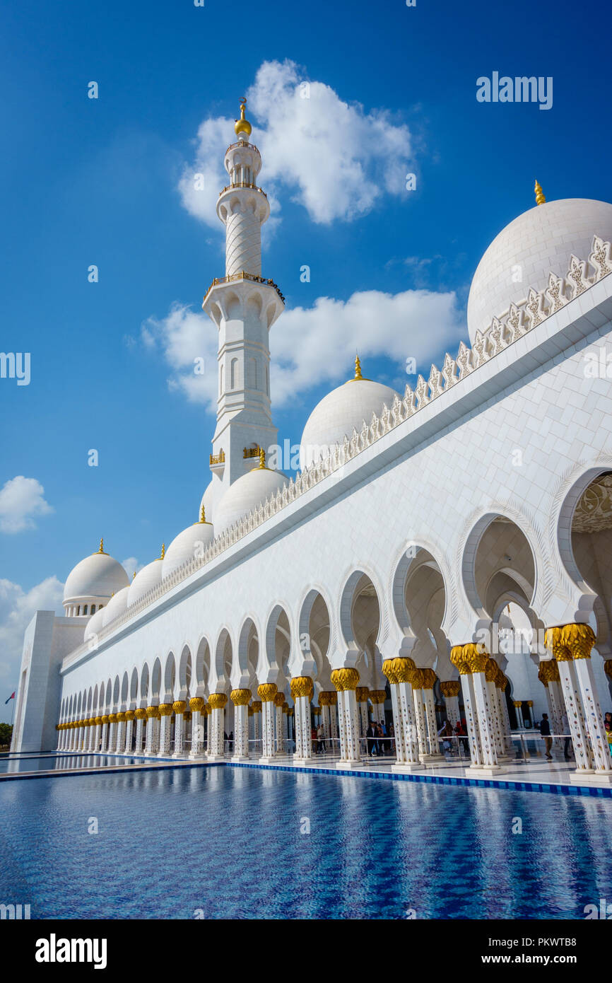 Abu Dhabi, 30 Gennaio 2016: Sheikh Zayed Grande Moschea - uno dei più conosciuta attrazioni turistiche ad Abu Dhabi, Emirati arabi uniti Foto Stock
