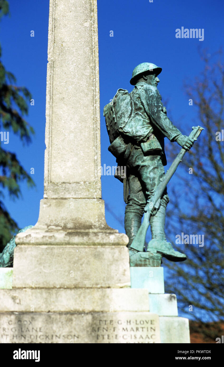 Statua di guerra mondiale un soldato britannico del cenotafio in Burnham village green, Berkshire, Inghilterra. Foto Stock