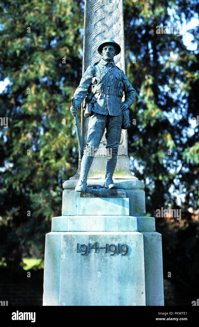 Statua di guerra mondiale un soldato britannico del cenotafio in Burnham village green, Berkshire, Inghilterra. Foto Stock