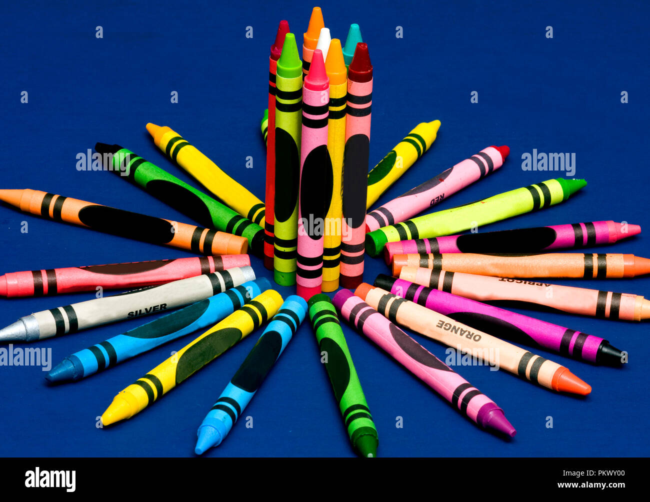 Le immagini di bambini sketch pad e disegni. Matite colorate sparse sulla parte superiore. Foto Stock