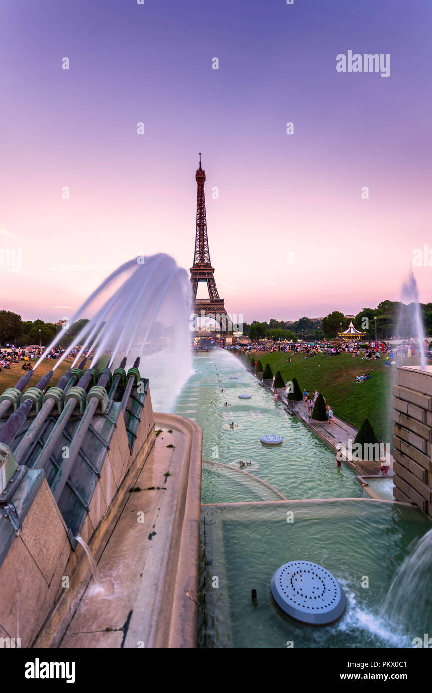 Torre Eiffel durante una bella serata a parigi francia Foto Stock