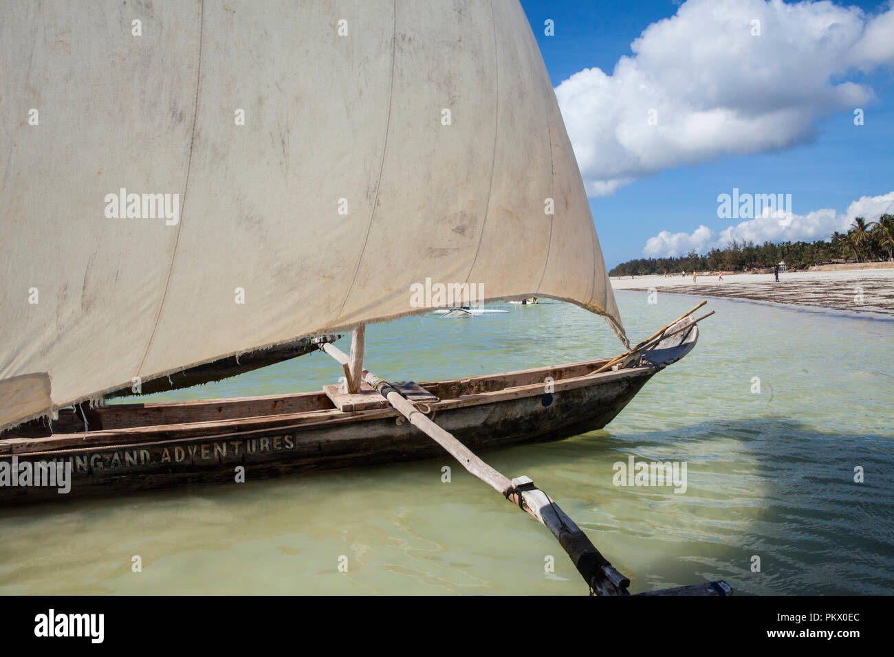 Vista da autentici in legno barca africani, fatta di albero di mango. Galu Kinondo - spiaggia, Kenya... Foto Stock