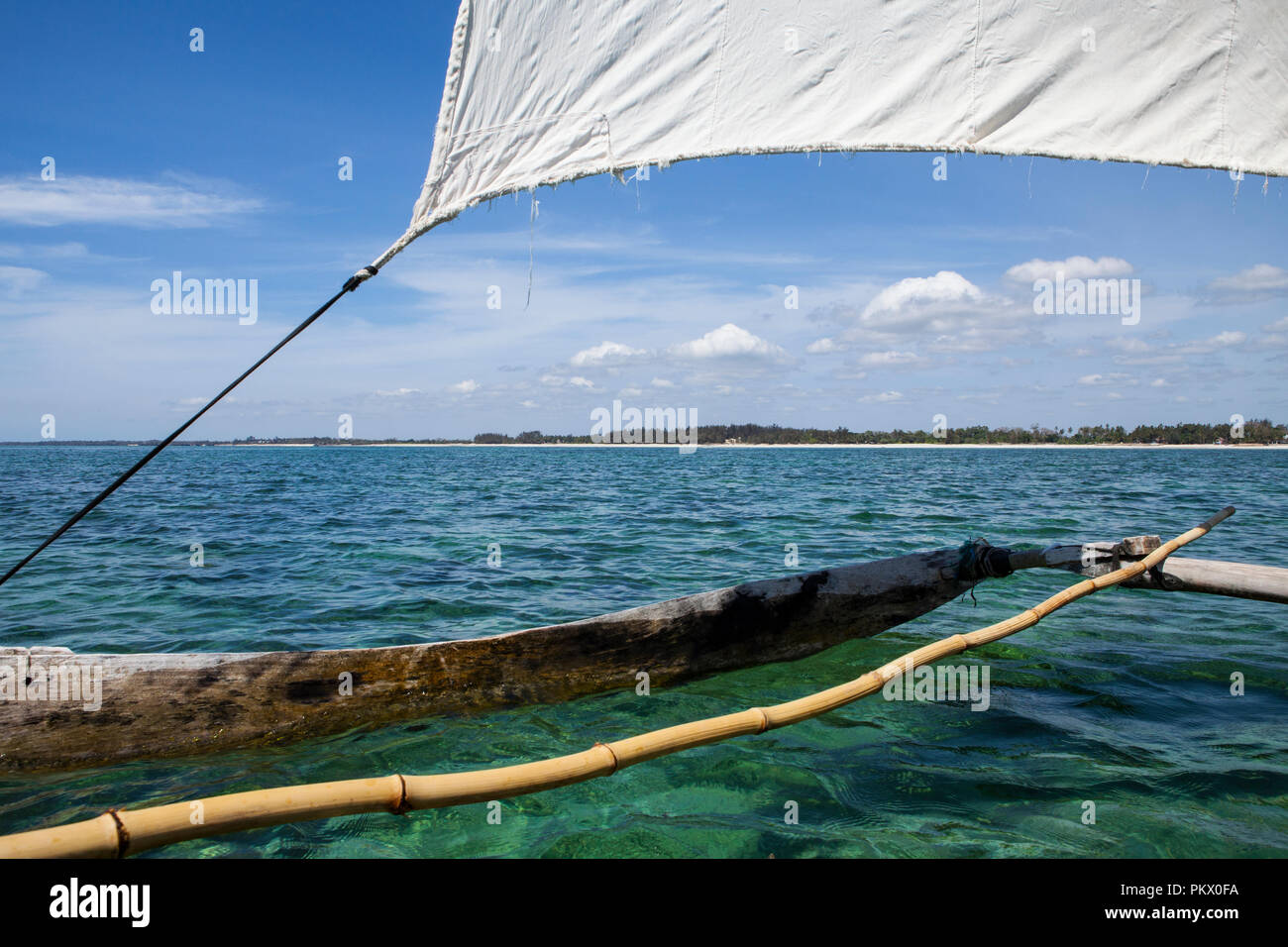 Vista da autentici in legno barca africani, fatta di albero di mango. Galu Kinondo - spiaggia, Kenya... Foto Stock