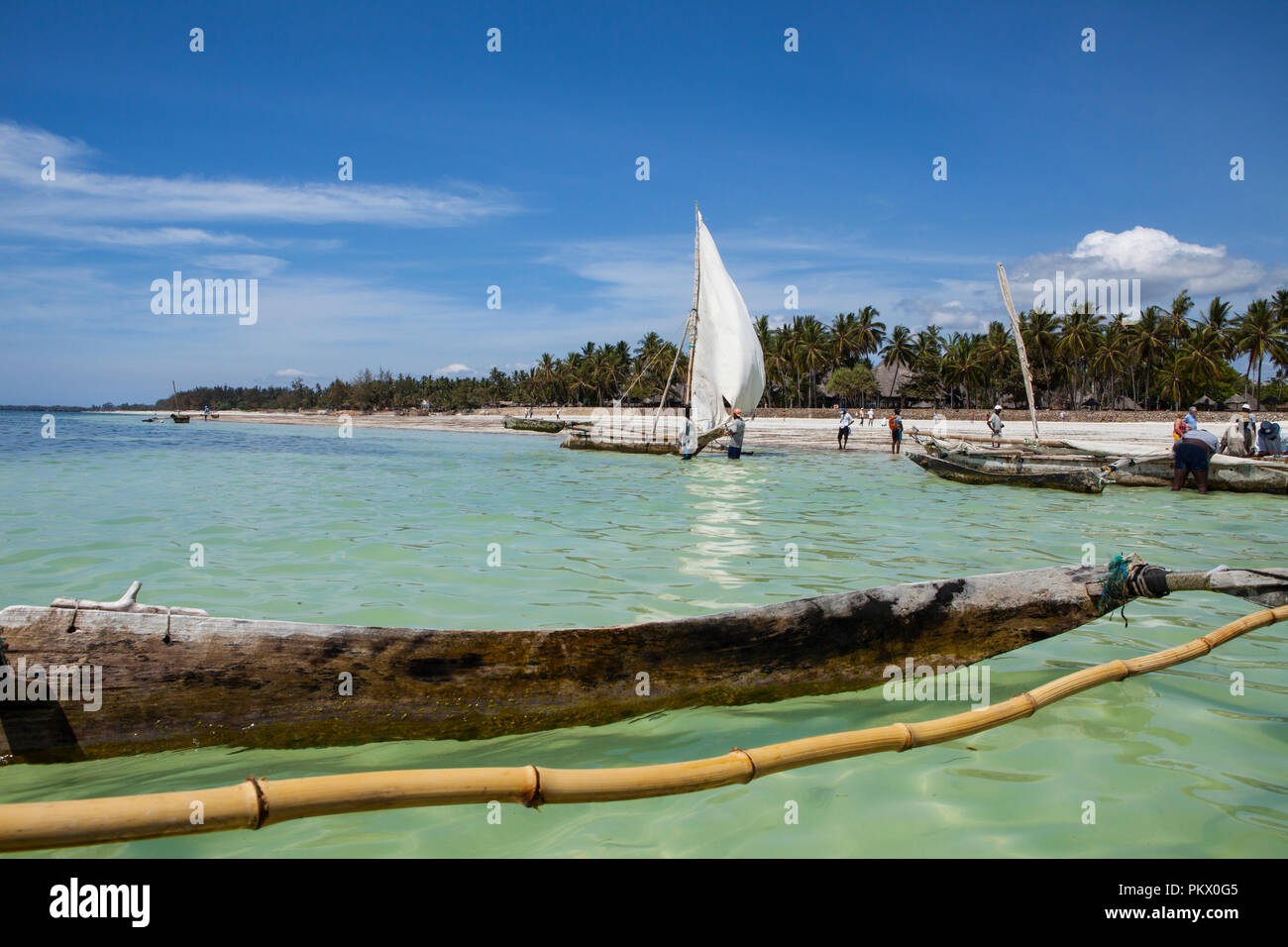 Vista da autentici in legno barca africani, fatta di albero di mango. Galu Kinondo - spiaggia, Kenya... Foto Stock