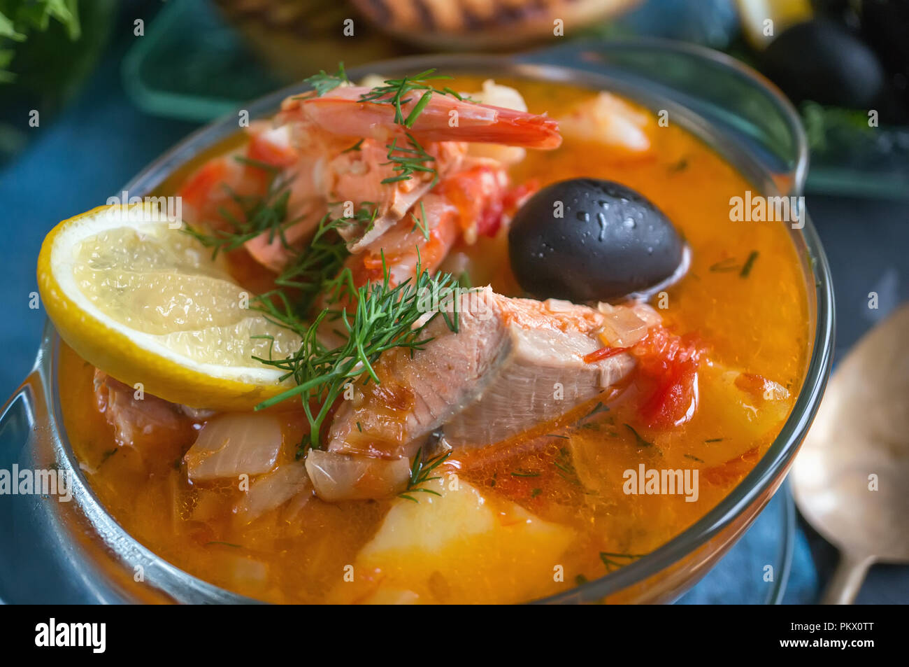 Il Francese Di Una Zuppa Di Pesce Bouillabaisse Con Pesce E Frutti Di Mare Il Filetto Di Salmone E Gamberetti Ricchi Di Sapore Deliziosa Cena In Un Bianco Bel Piatto Foto Stock