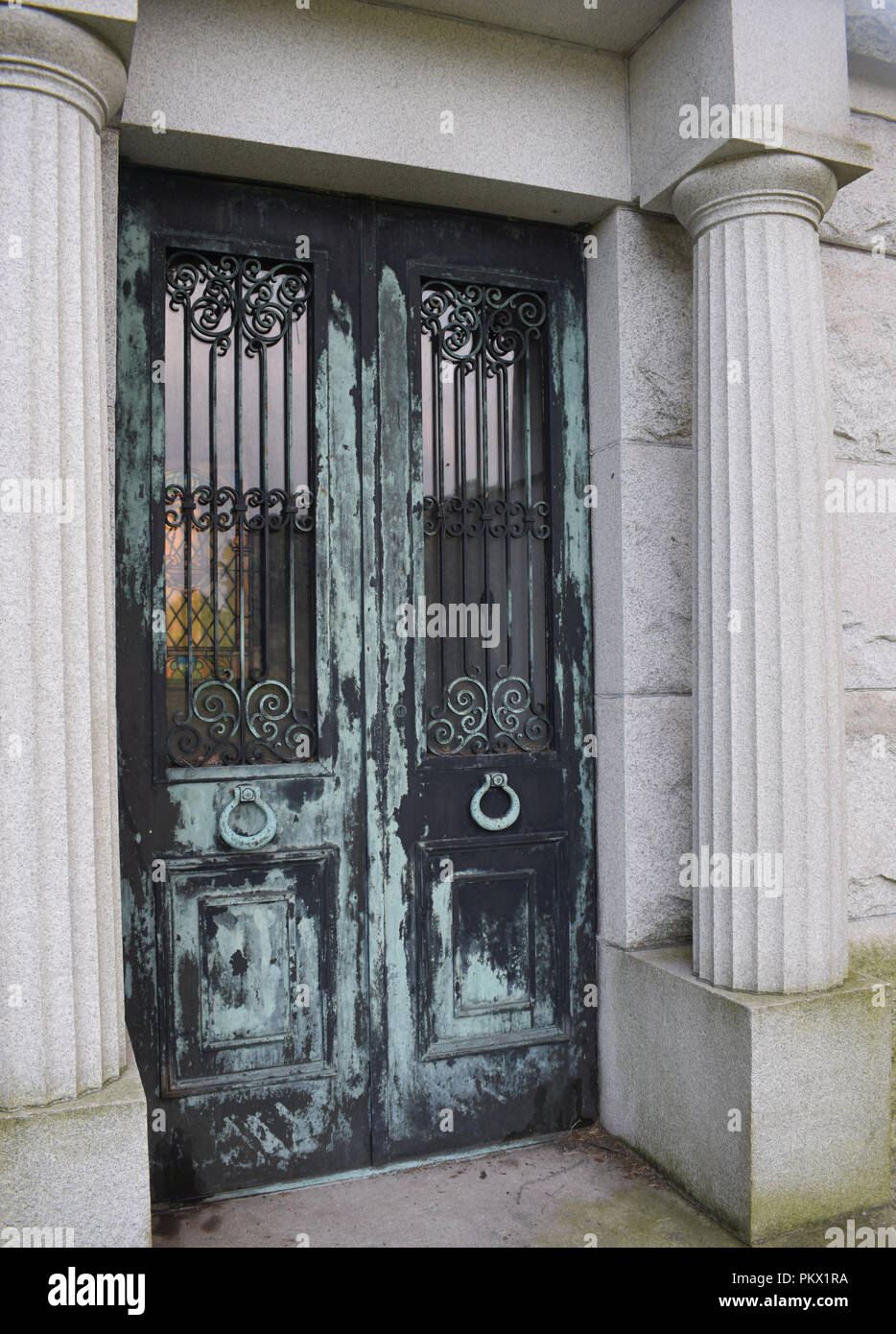 Ferro battuto mausoleo porta con patina verdolino Foto Stock