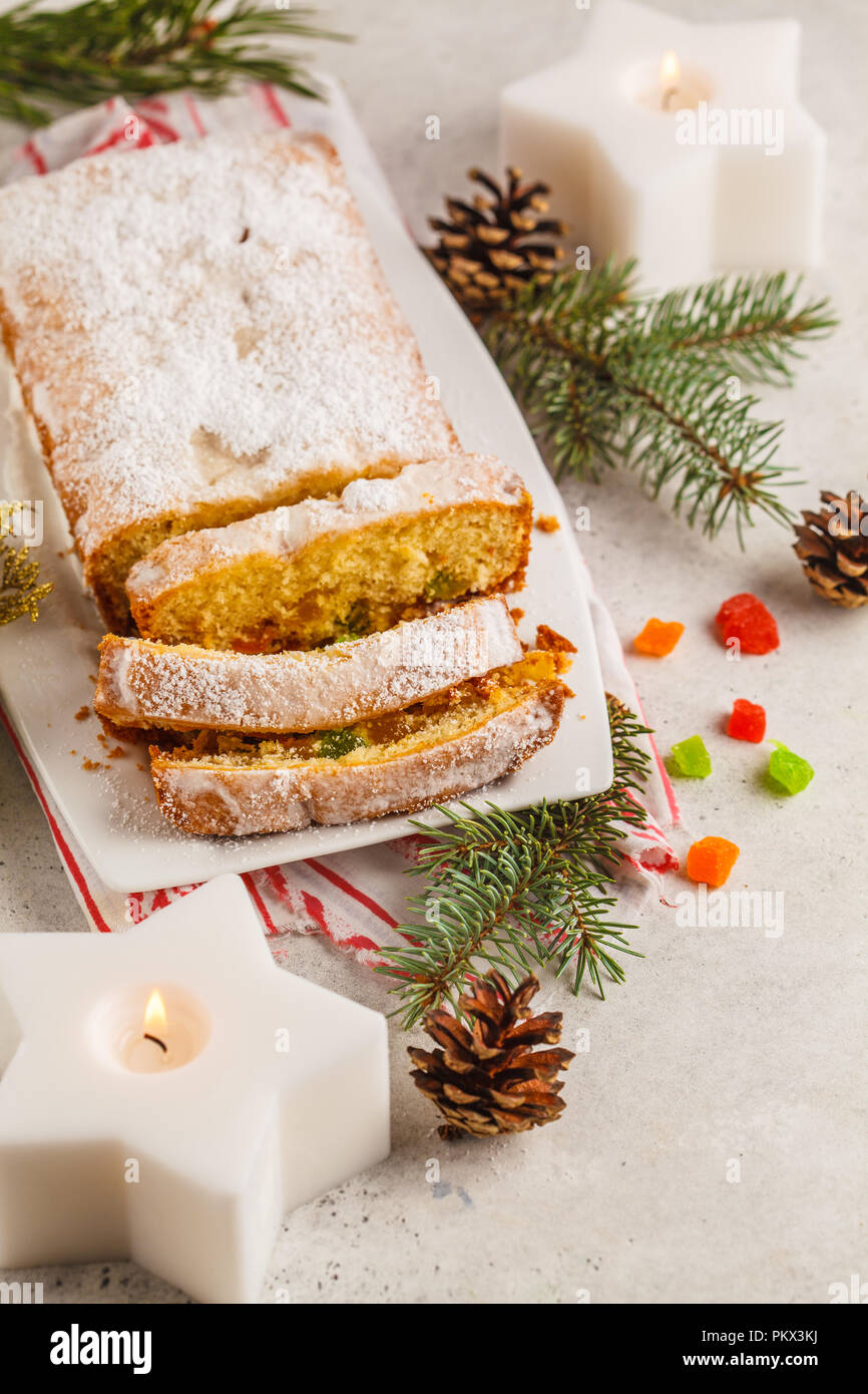 Pane di natale con frutta candita e zucchero a velo nelle decorazioni di Natale. Foto Stock