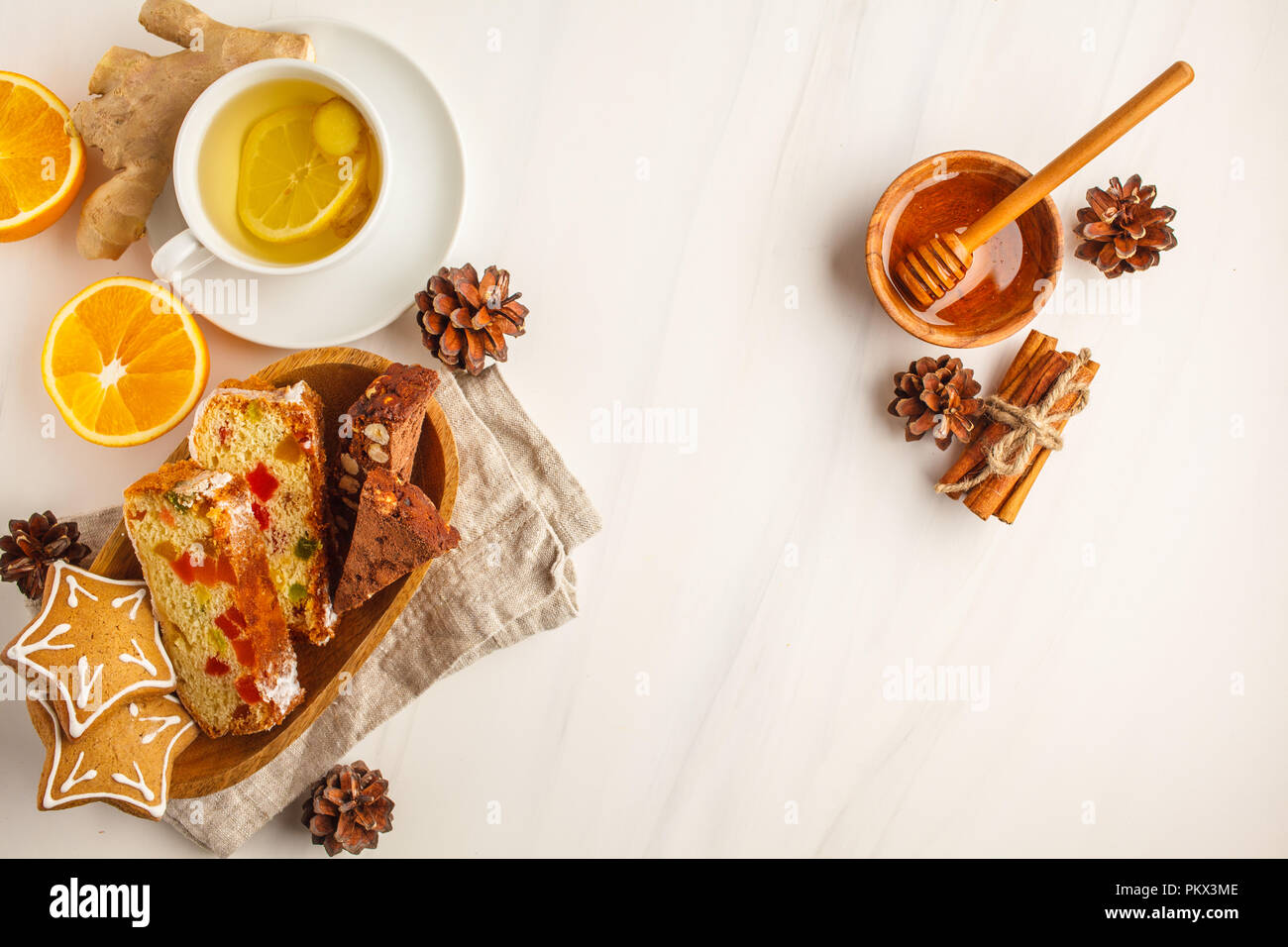 I dolci del Natale di diversi paesi (panforte, biscotti e pane di Natale) wth tè su uno sfondo bianco, vista dall'alto, copia dello spazio. Foto Stock