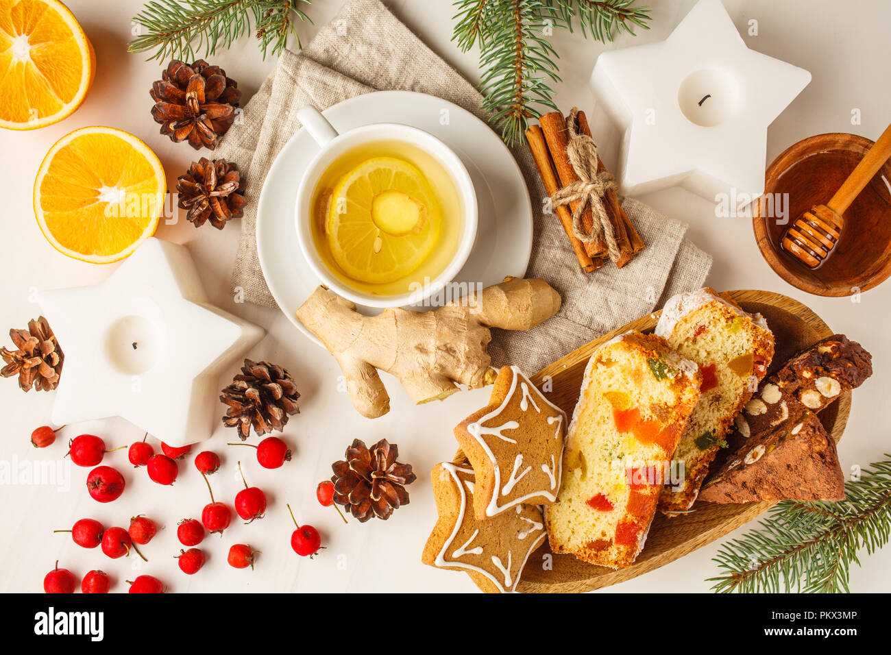 Natale piatti Dessert laici di diversi paesi (panforte, biscotti e pane di Natale) wth tè su uno sfondo bianco. Foto Stock