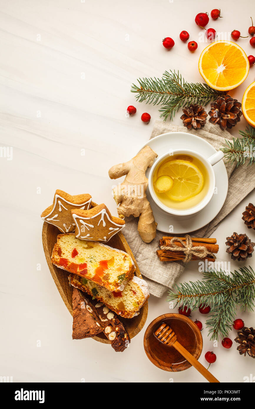 I dolci del Natale di diversi paesi (panforte, biscotti e pane di Natale) wth tè su uno sfondo bianco, copia spazio, vista dall'alto. Foto Stock