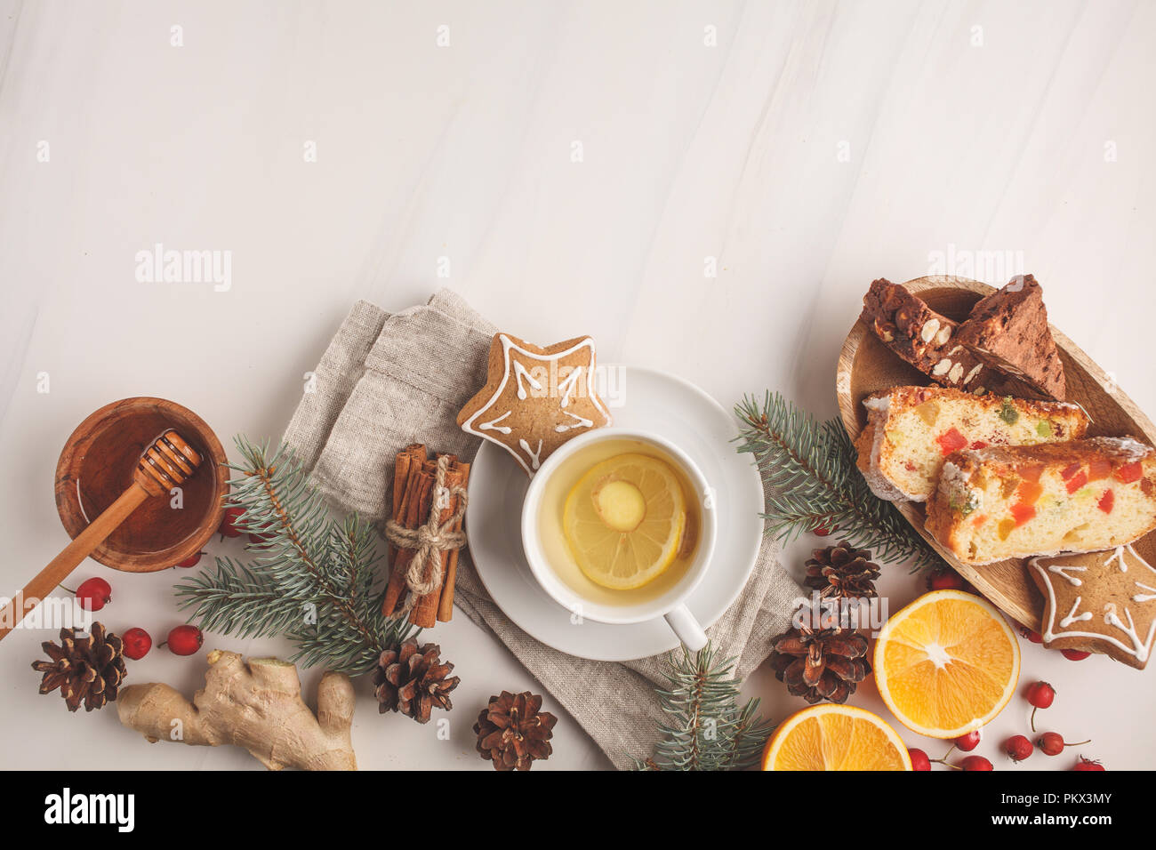 I dolci del Natale di diversi paesi (panforte, biscotti e pane di Natale) wth tè su uno sfondo bianco, copia spazio, vista dall'alto. Foto Stock