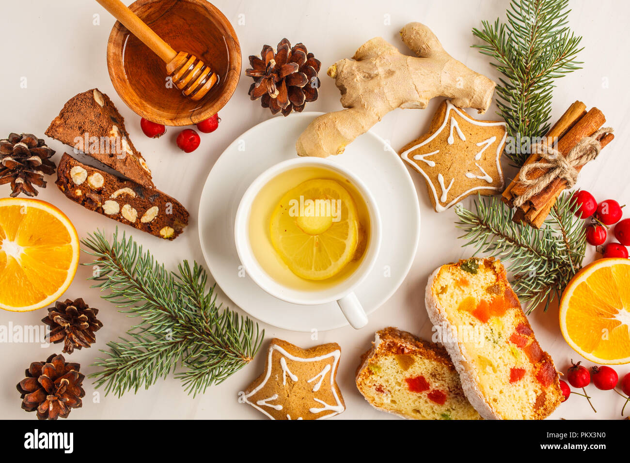 Natale piatti Dessert laici di diversi paesi (panforte, biscotti e pane di Natale) wth tè su uno sfondo bianco, vista dall'alto. Foto Stock
