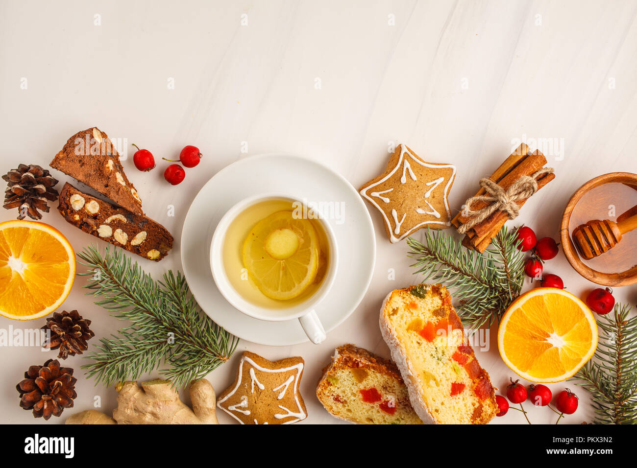 I dolci del Natale di diversi paesi (panforte, biscotti e pane di Natale) wth tè su uno sfondo bianco, copia spazio, vista dall'alto. Foto Stock
