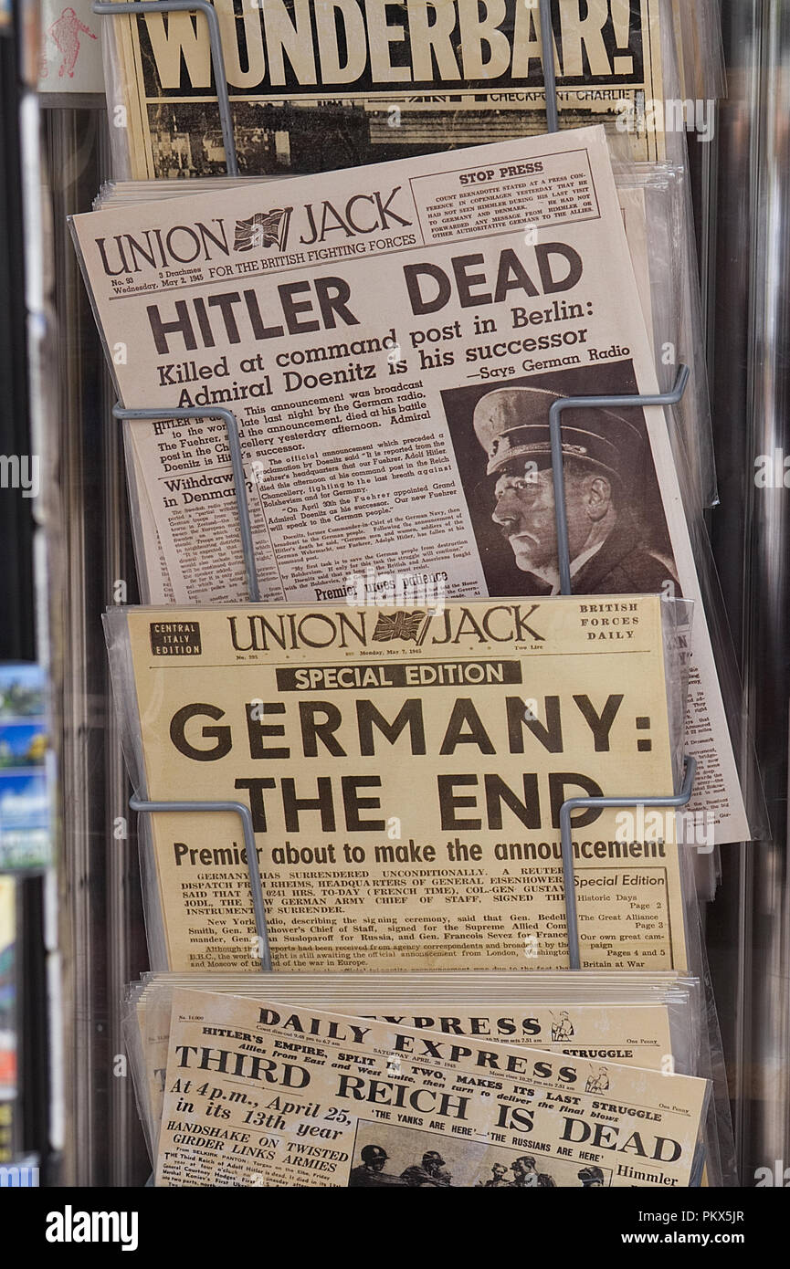 Union Jack e quotidiani internazionali confermando la morte di Hitler Foto Stock