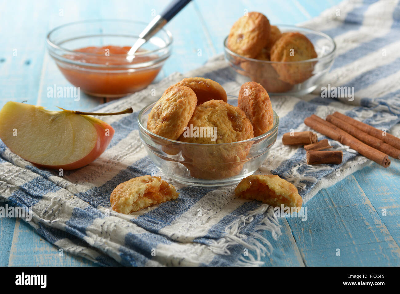 I biscotti con la marmellata di mele riempimento - in casa - primo piano Foto Stock