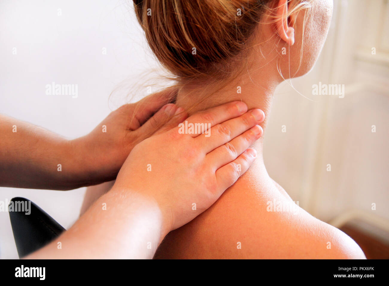Massaggio relax studio. Donna con il suo collo massaggiato da un  fisioterapista. Terapista del massaggio massaggiare muscoli del collo. La  cura del corpo. Giovane e bella ragazza Foto stock - Alamy
