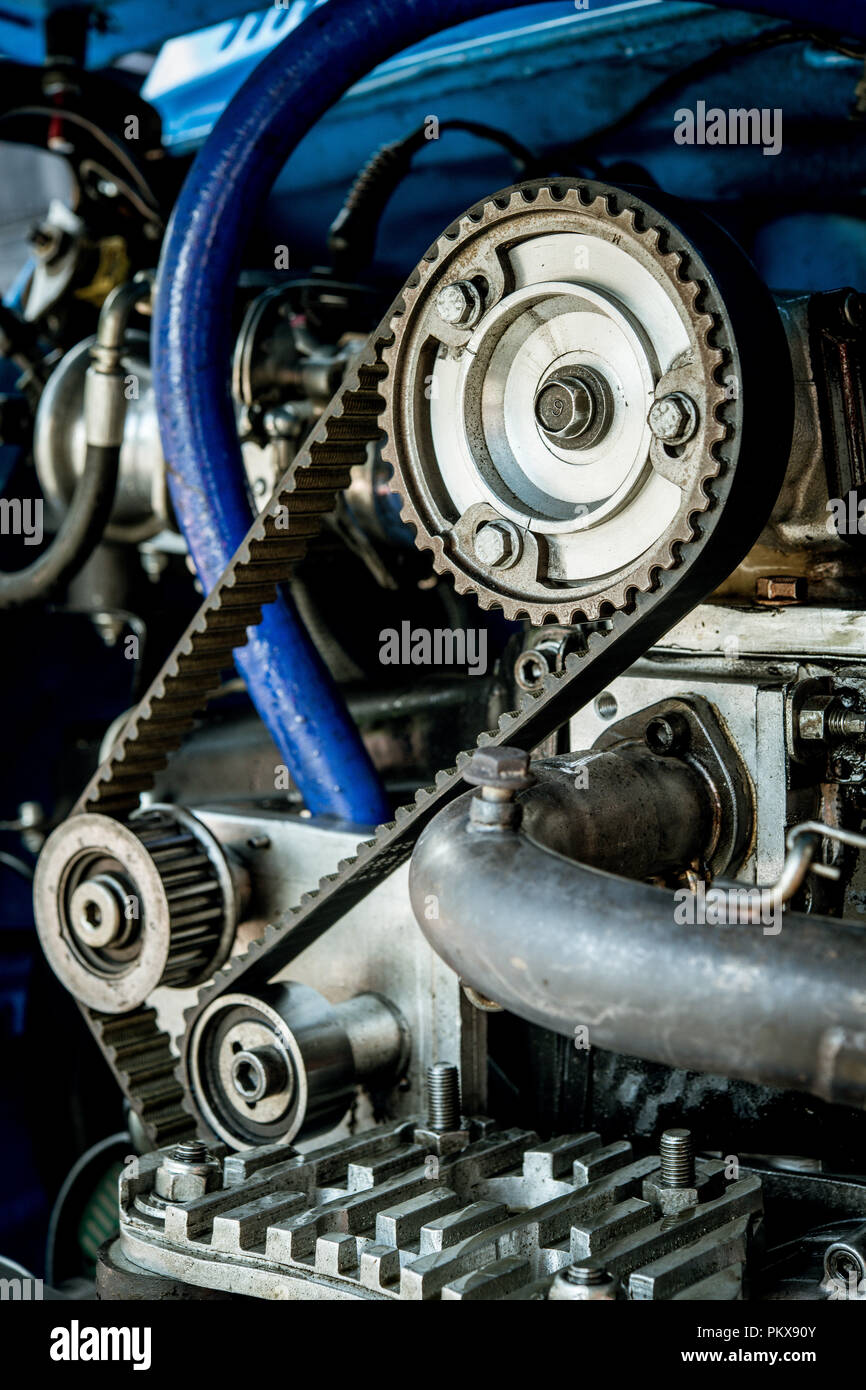Sezione del motor sport racing auto motore a due cilindri con trasmissione bel e ruote dentate e l'ingranaggio, puliti e brillanti Foto Stock