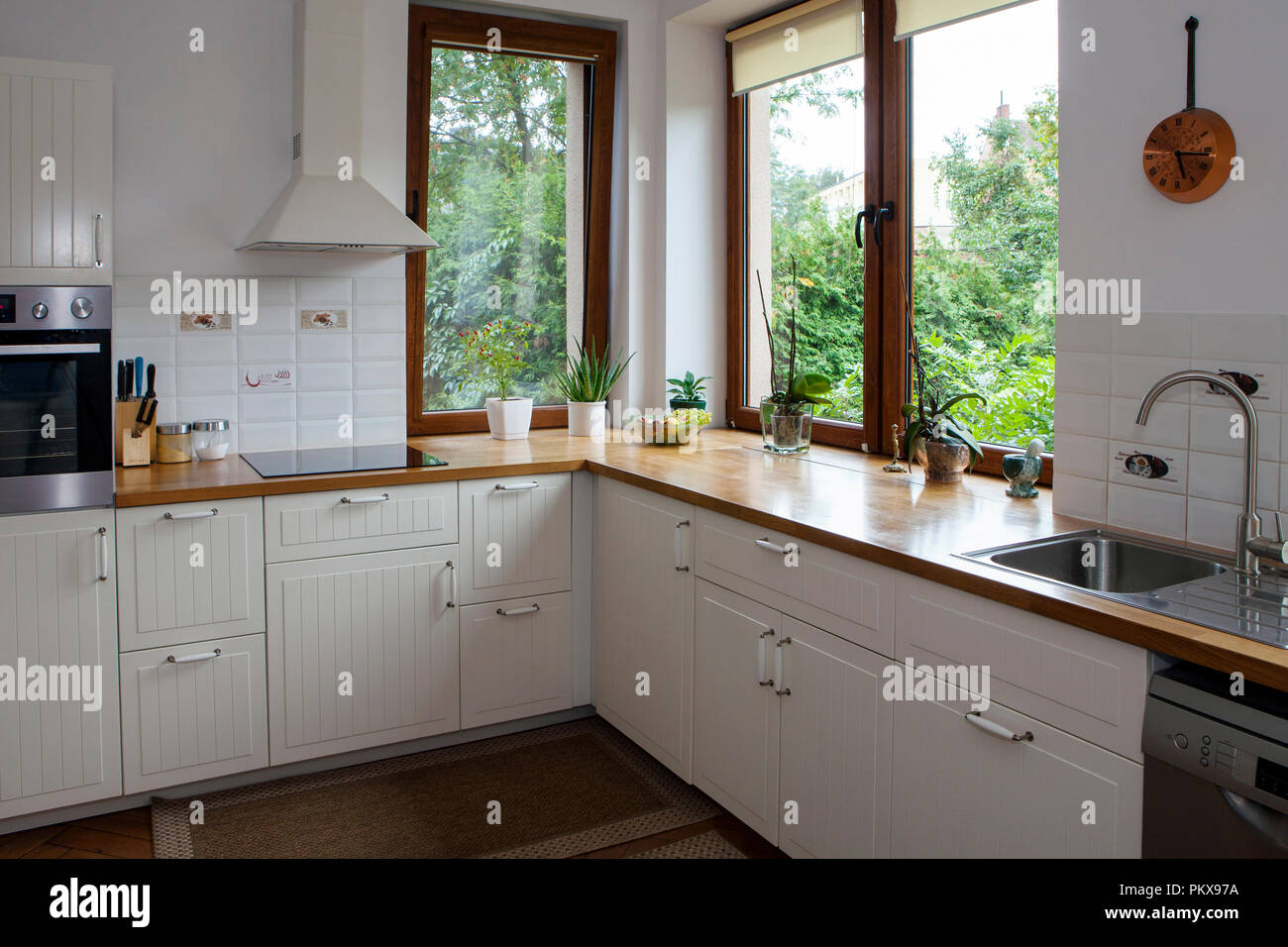 Interno del bianco cucina moderna Foto Stock