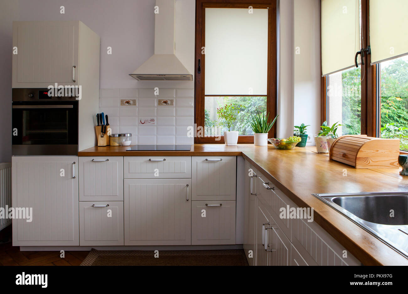 Interno del bianco cucina moderna Foto Stock