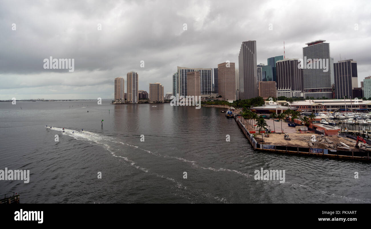 Persone su Jet Skies andare fuori durante un temporale sulla costa dell'Oceano Atlantico in Miami Florida Foto Stock