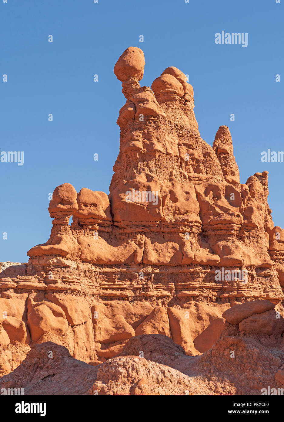 Rocce di bilanciamento su un pinnacolo Siltstone in Goblin Valley State Park in Utah Foto Stock