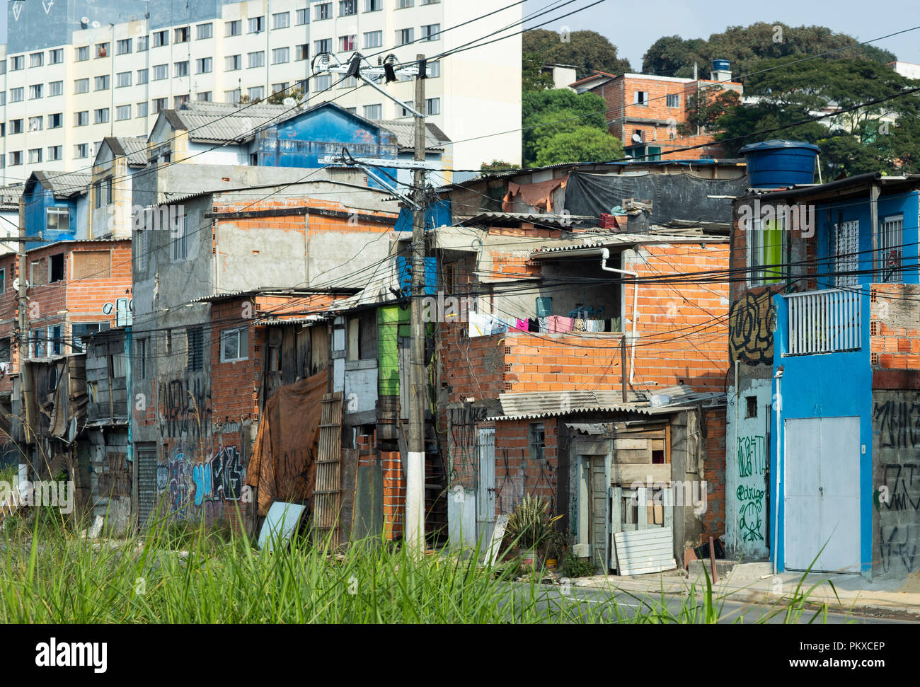 Shantytown. La favela Park Cidade Jardim. Un povero quartiere nei sobborghi di San Paolo, Brasile. Sud America. Foto Stock