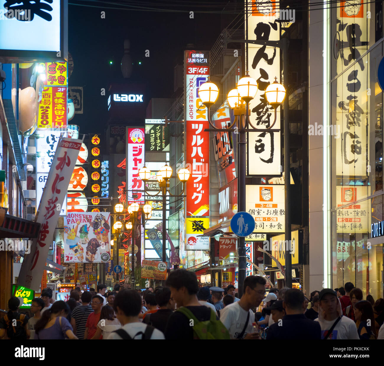 Una folla di persone sulla strada principale del Dotonbori quartiere della vita notturna di Osaka in Giappone. Foto Stock