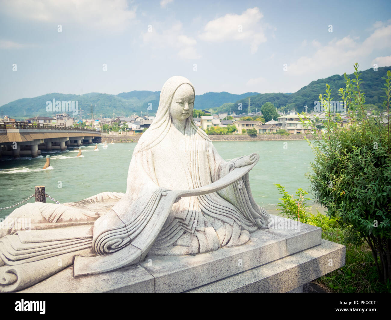 Statua di Murasaki Shikibu, l'autore del racconto di Genji (源氏物語, Genji Monogatari), a Uji, Giappone. Foto Stock
