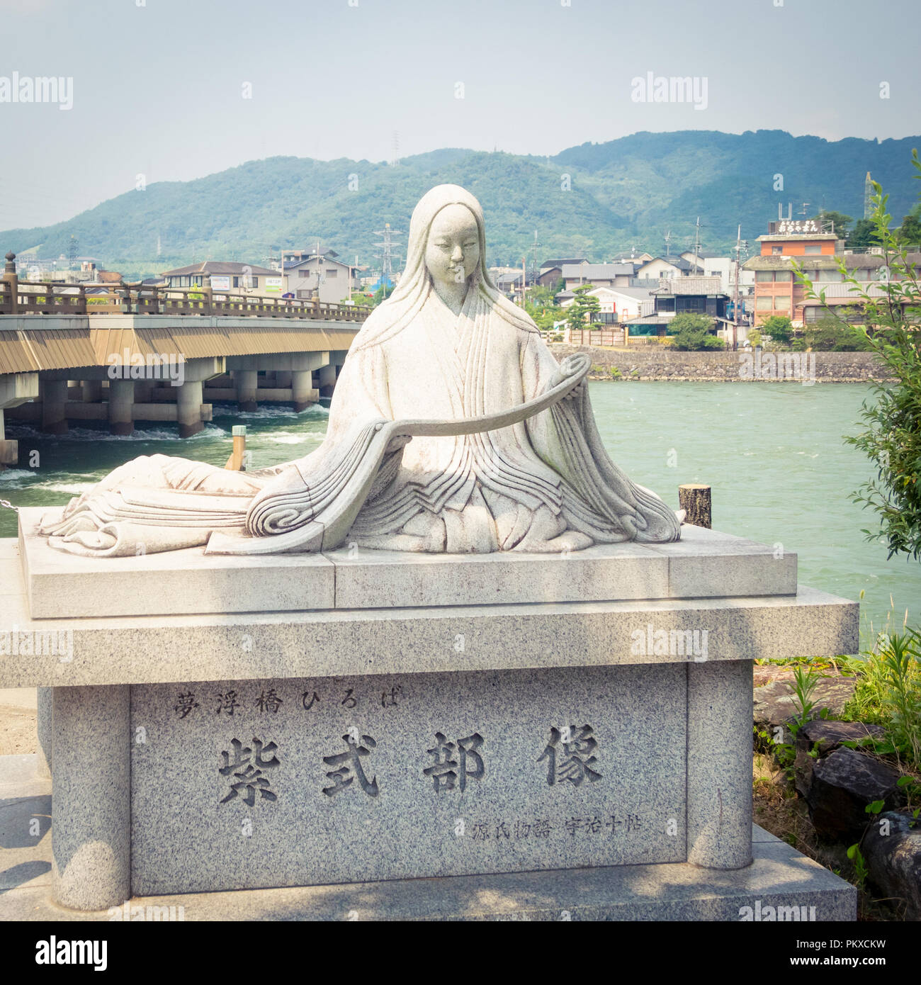 Statua di Murasaki Shikibu, l'autore del racconto di Genji (源氏物語, Genji Monogatari), a Uji, Giappone. Foto Stock