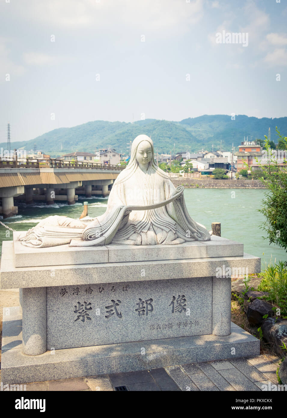 Statua di Murasaki Shikibu, l'autore del racconto di Genji (源氏物語, Genji Monogatari), a Uji, Giappone. Foto Stock