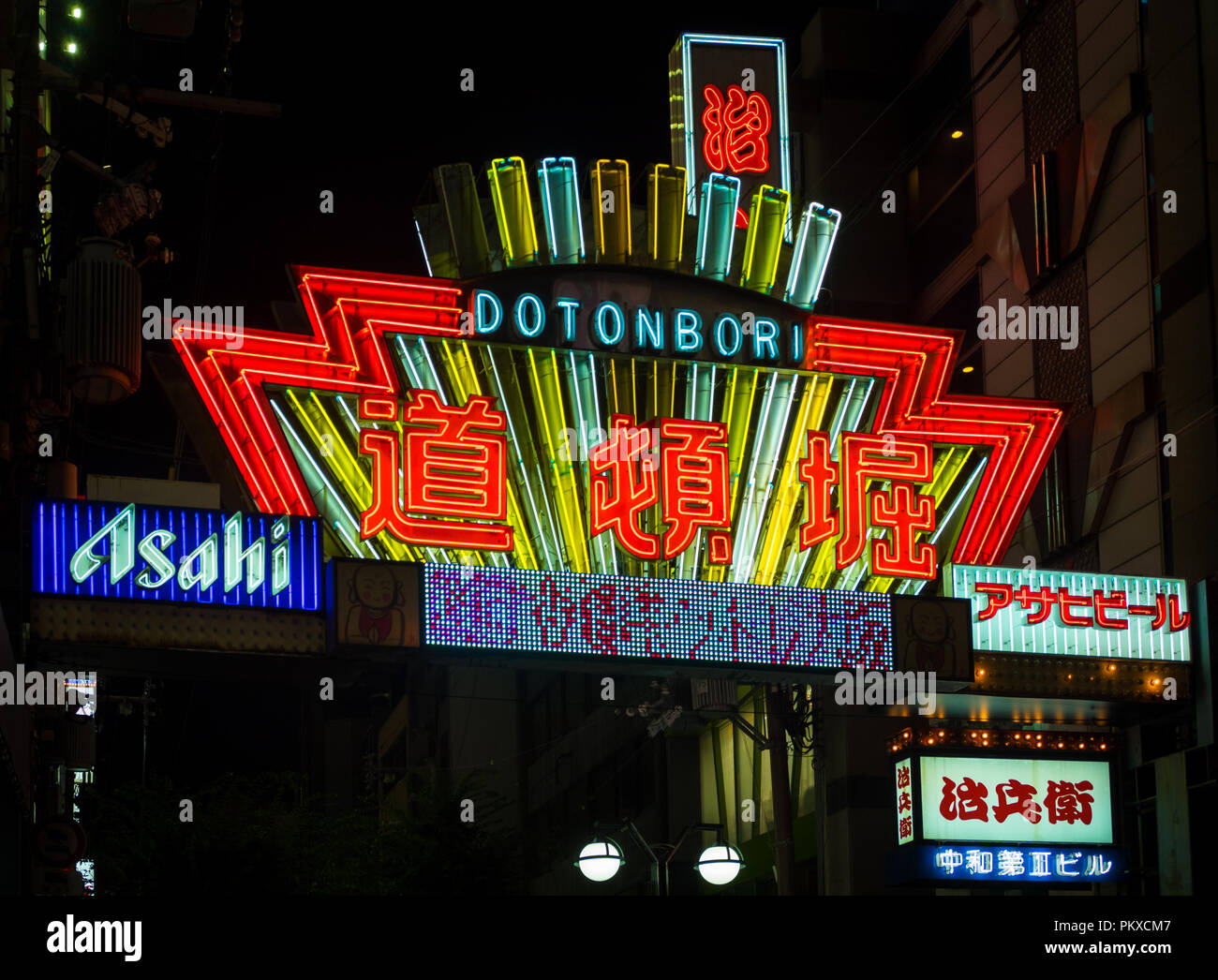 Una scritta al neon nel quartiere Dotonbori di Osaka, in Giappone. Foto Stock