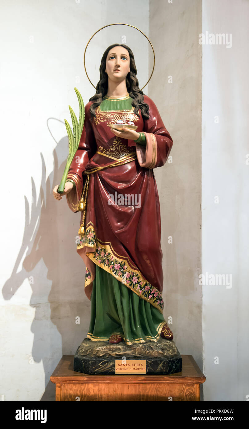 Statua di Santa Lucia o Santa Lucia di Siracusa che fu perseguitato e martirizzato e le cui reliquie si trovano ora a Venezia, Italia nella chiesa di Foto Stock