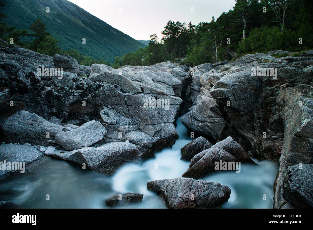Il fiume selvaggio in montagne norvegesi Foto Stock