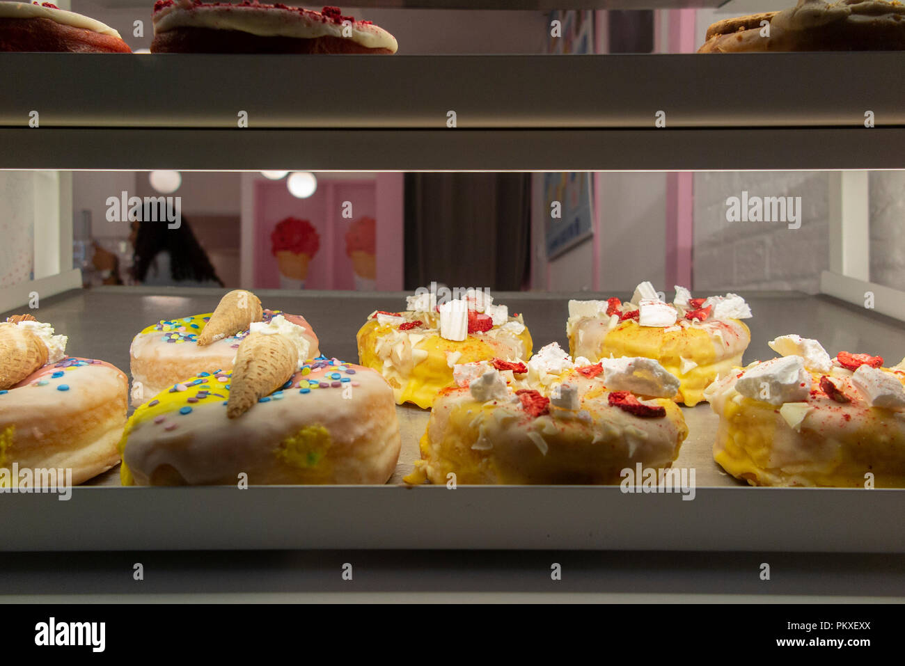 Ciambelle e torte di panna in una finestra del negozio Foto Stock