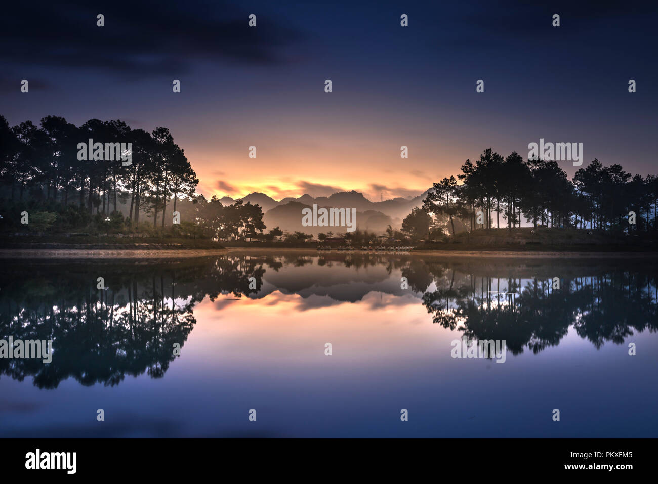 Bellissima alba sul lago con le Nuvole rosa e riflettono i raggi del sole al divieto di Ang village, Moc Chau, figlio La Provincia, Vietnam Foto Stock