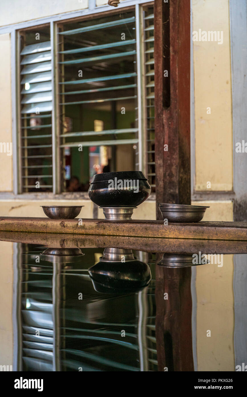 Adorna le tabelle in attesa per i monaci al monastero Mahagandayon, Myanmar. Foto Stock