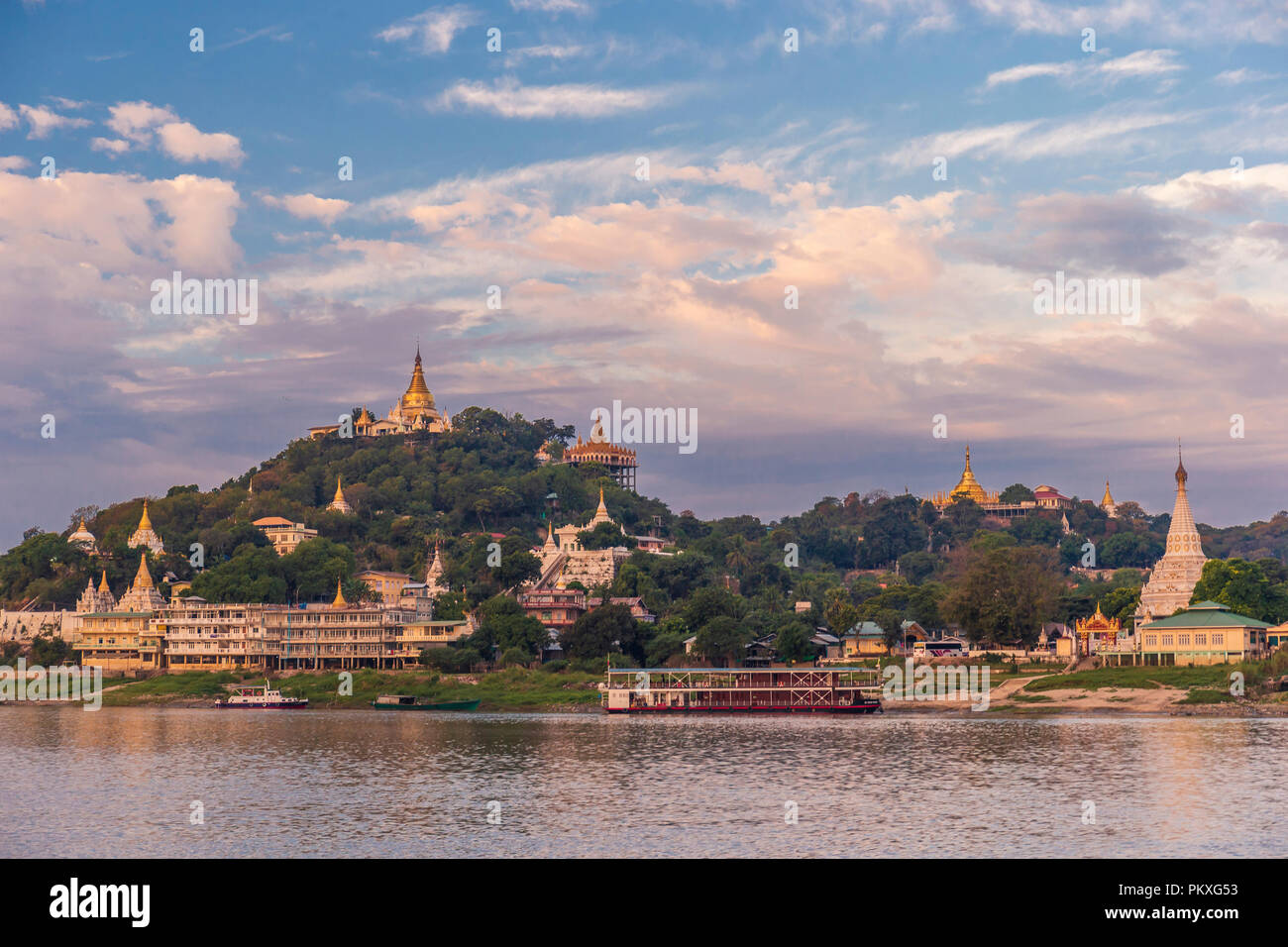 Pagode splendono sulla serena argini del Irrawaddy in Myanmar Foto Stock