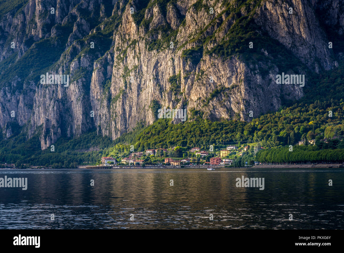 Case sul Lago di Como vicino a Lecco sotto il Monte San Martino, Italia Foto Stock