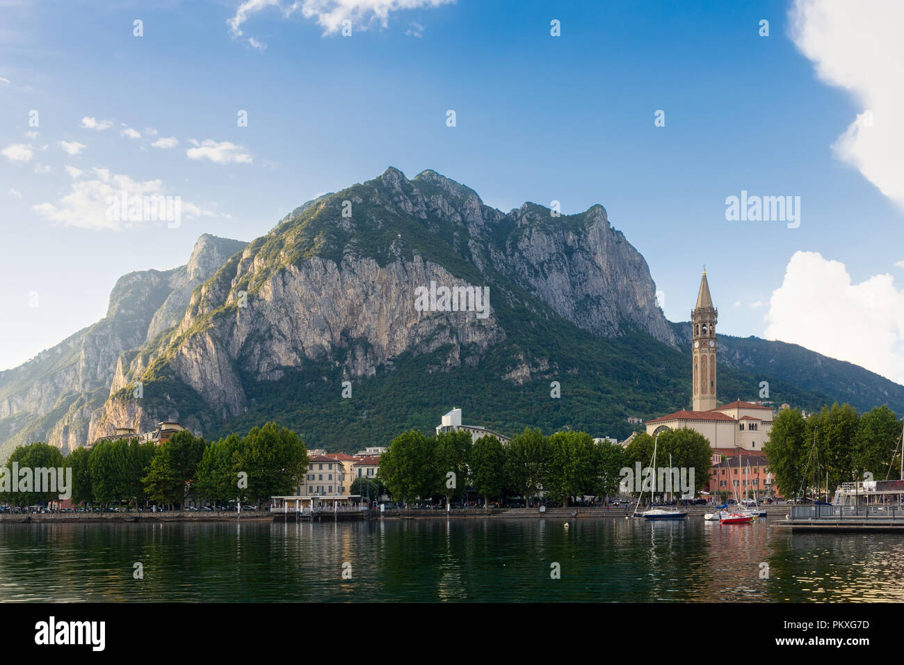 Il bellissimo panorama di Lecco con il monte San Martino in background,Italia Foto Stock